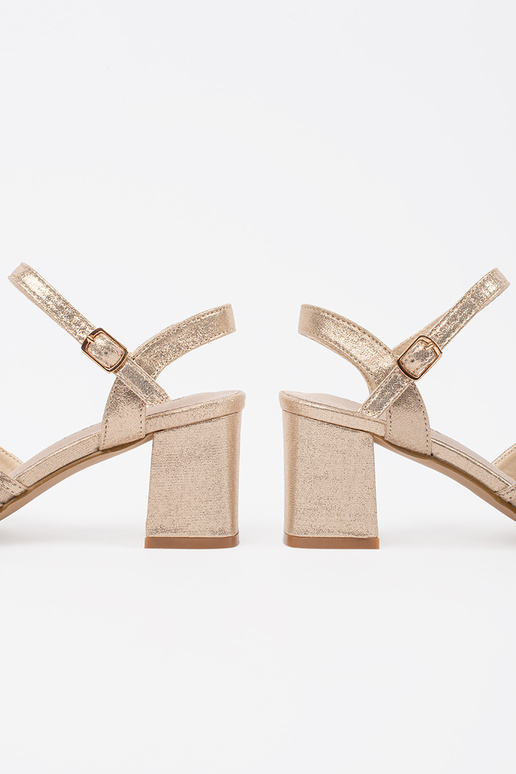 Gouden glanzende sandalen op hak Gouden glanzende sandalen op hak