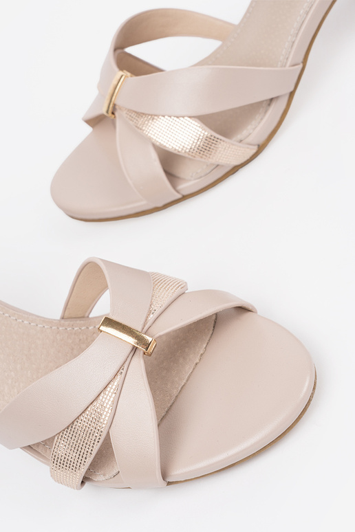 Beige dames sandalen op een hak