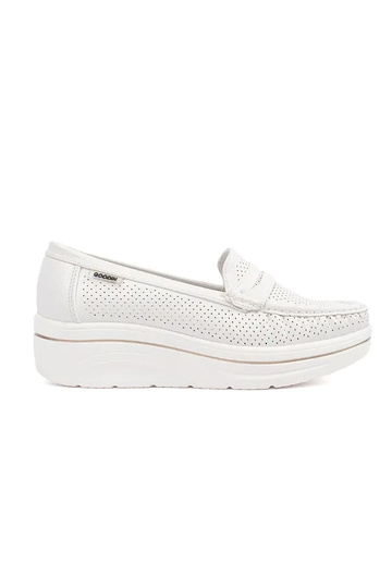 witte instapschoenen op een...