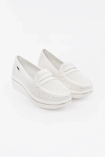 witte instapschoenen op een... 2