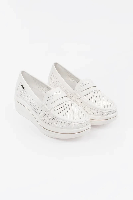 witte instapschoenen op een dikke zool