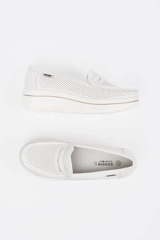 witte instapschoenen op een dikke zool