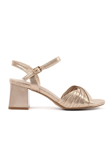 elegante gouden sandalen op...