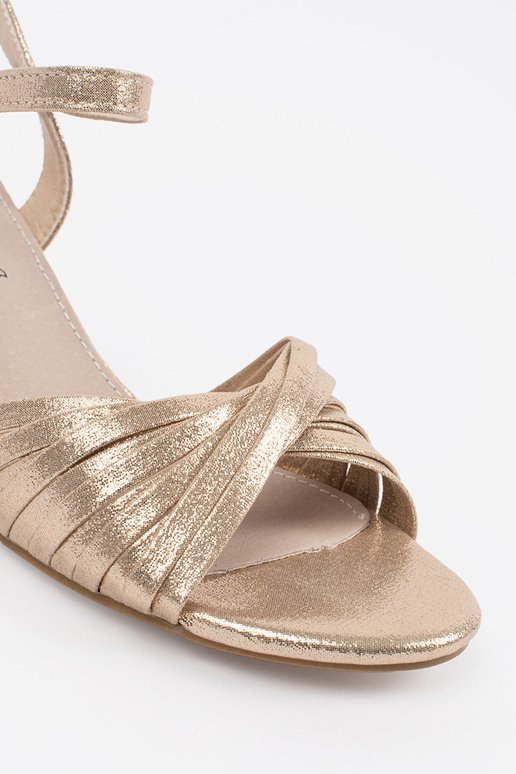 elegante gouden sandalen op lage hak elegante gouden sandalen op lage hak