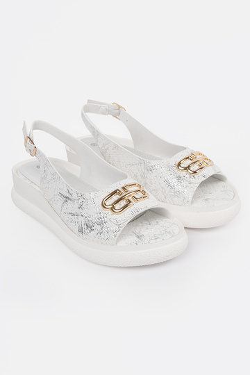 Witte sandalen met decoraties 2