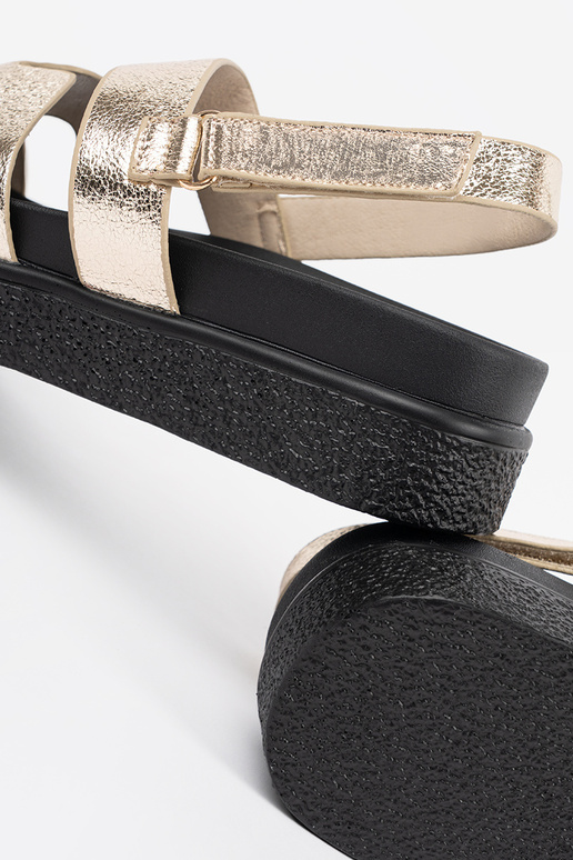 Klassieke modellen sandaaltjes met... Klassieke modellen sandaaltjes met...