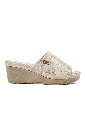 Dames slippers op een wig...