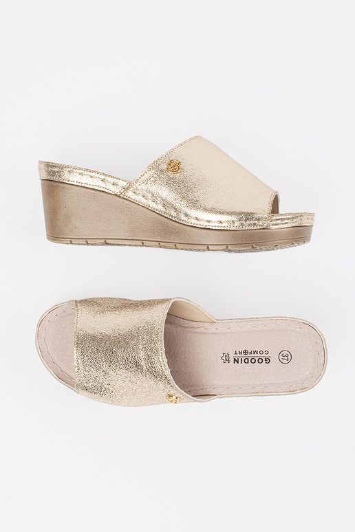 Gouden dames slippers op een wig Gouden dames slippers op een wig