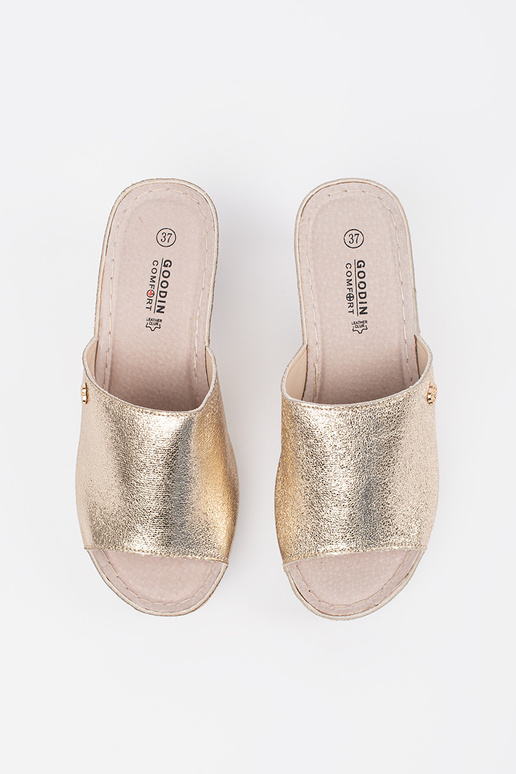 Gouden dames slippers op een wig Gouden dames slippers op een wig