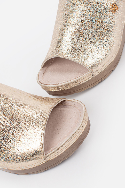 Gouden dames slippers op een wig Gouden dames slippers op een wig