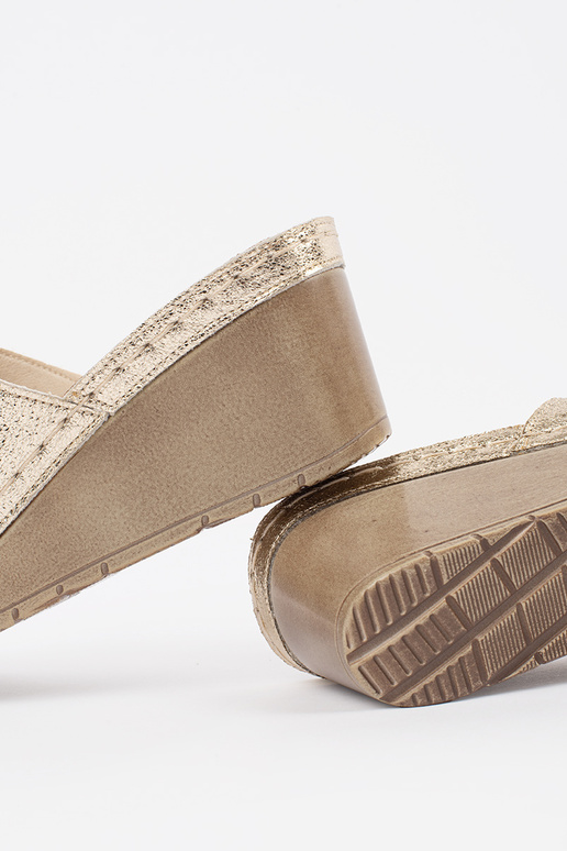 Gouden dames slippers op een wig Gouden dames slippers op een wig