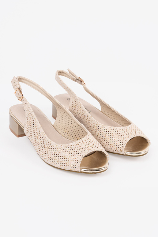 Ivoorkleurige geperforeerde sandalen... Ivoorkleurige geperforeerde sandalen...