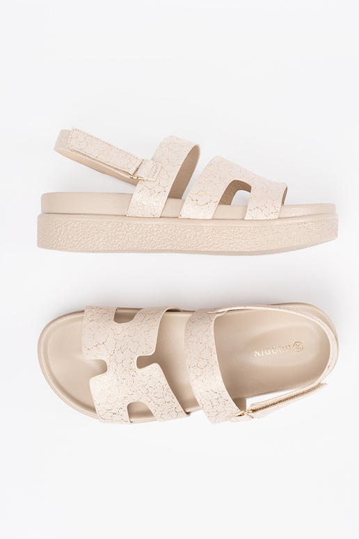 Klassieke modellen sandaaltjes met... Klassieke modellen sandaaltjes met...