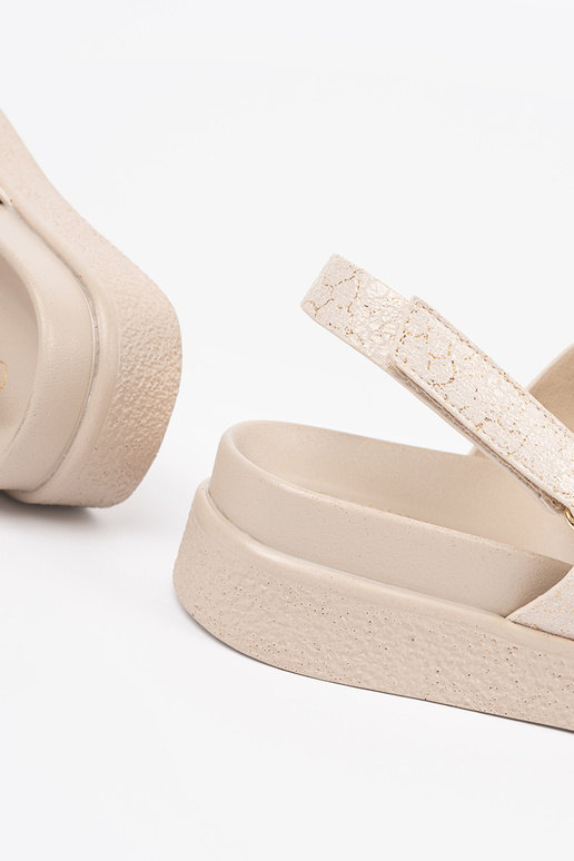 Klassieke modellen sandaaltjes met... Klassieke modellen sandaaltjes met...