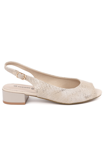 Beige dames sandalen op een...