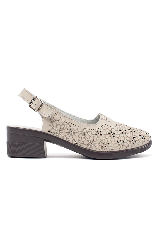 Zandkleurige open sandalen op een... Zandkleurige open sandalen op een...