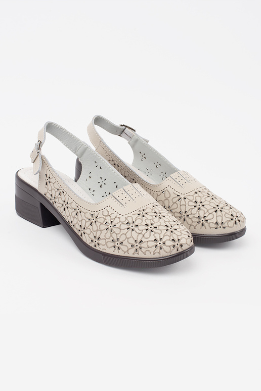 Zandkleurige open sandalen op een... Zandkleurige open sandalen op een...