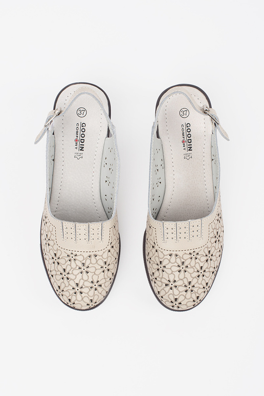 Zandkleurige open sandalen op een... Zandkleurige open sandalen op een...