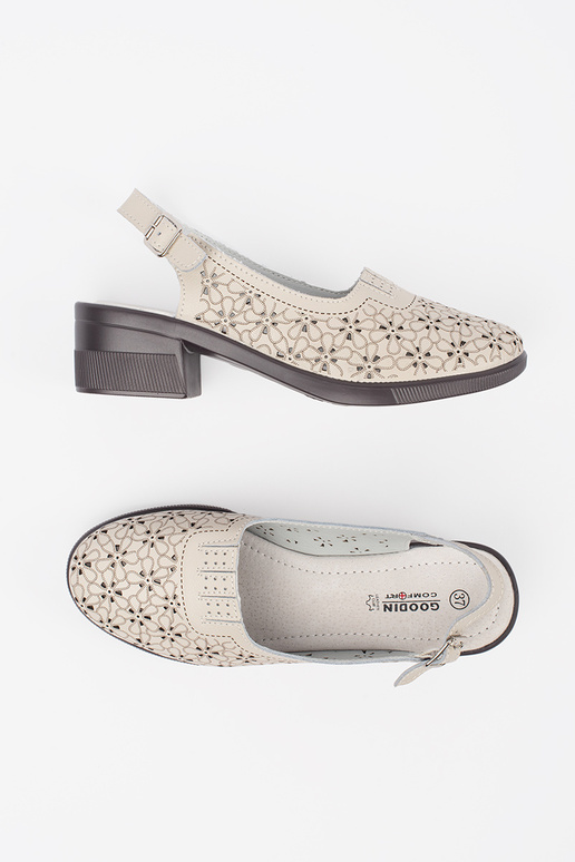 Zandkleurige open sandalen op een... Zandkleurige open sandalen op een...