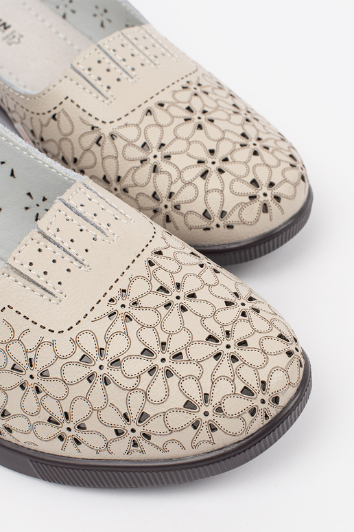 Zandkleurige open sandalen op een... Zandkleurige open sandalen op een...