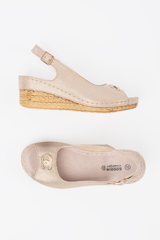 Ivoor kleurige sandalen op een wig...