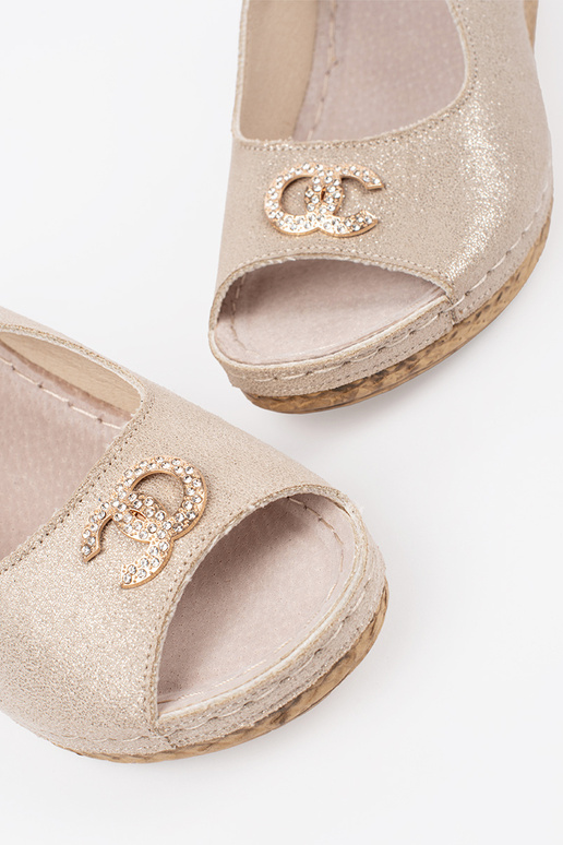 Ivoor kleurige sandalen op een wig...