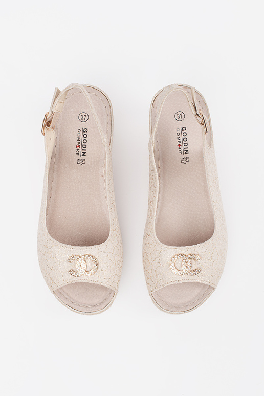 Zandkleurige sandalen op een wig met... Zandkleurige sandalen op een wig met...