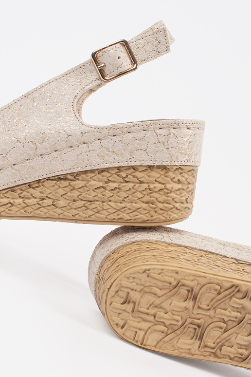 Zandkleurige sandalen op een wig met... Zandkleurige sandalen op een wig met...