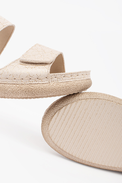 Ivoor kleurige sandalen voor dames...