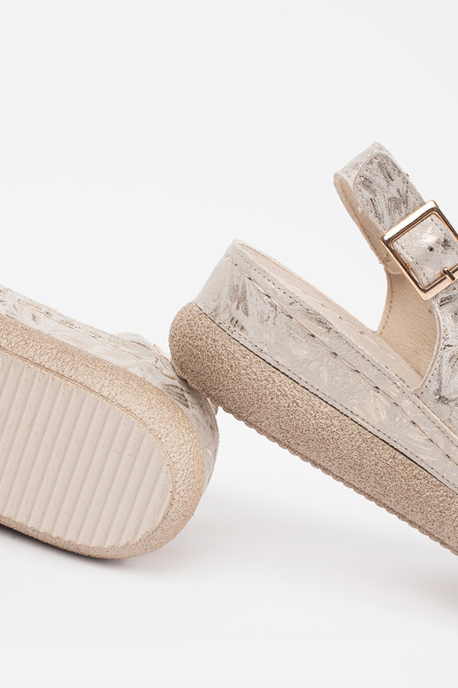 Ivoorkleurige Platte Sandalen met Gesp Ivoorkleurige Platte Sandalen met Gesp