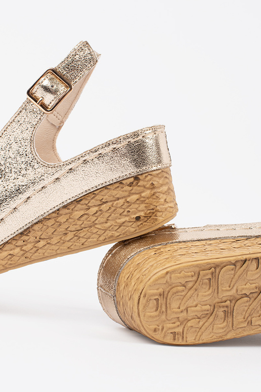 Gouden sandalen op een lage wig