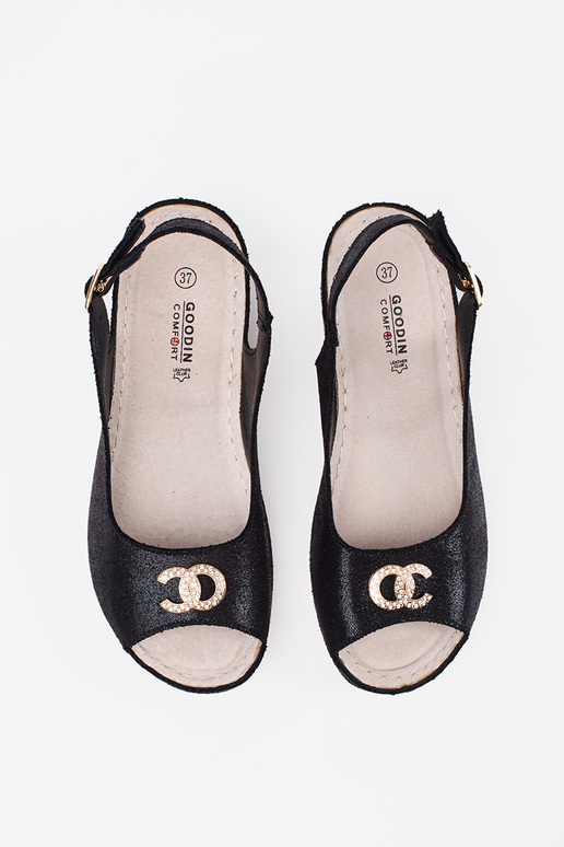 Zwarte sandalen op een wig met gesp