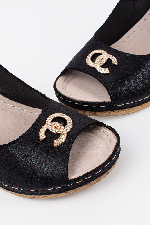 Zwarte sandalen op een wig met gesp