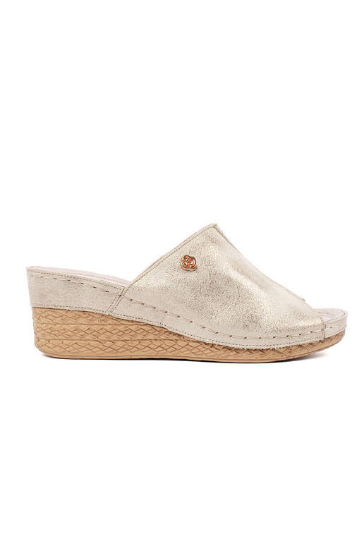 Gouden dames slippers op een wig