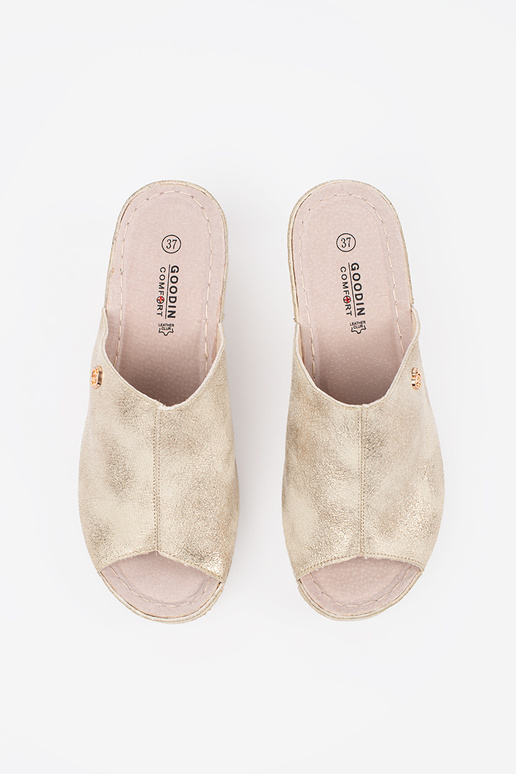 Gouden dames slippers op een wig