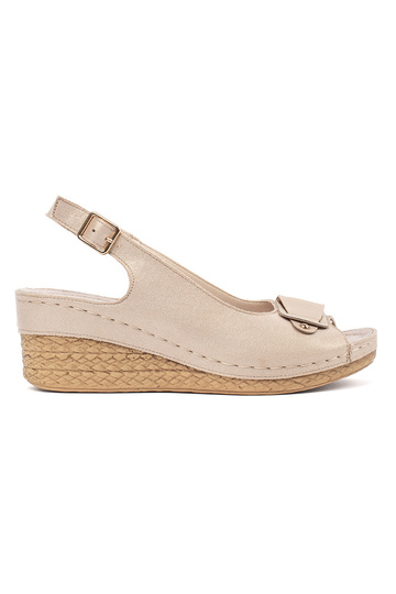 Beige dames sandalen op een...