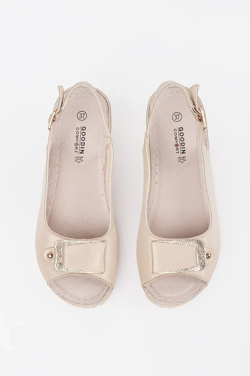 Beige dames sandalen op een lage plateau