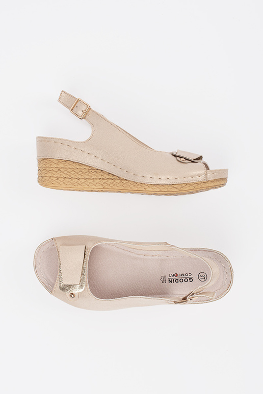Beige dames sandalen op een lage plateau