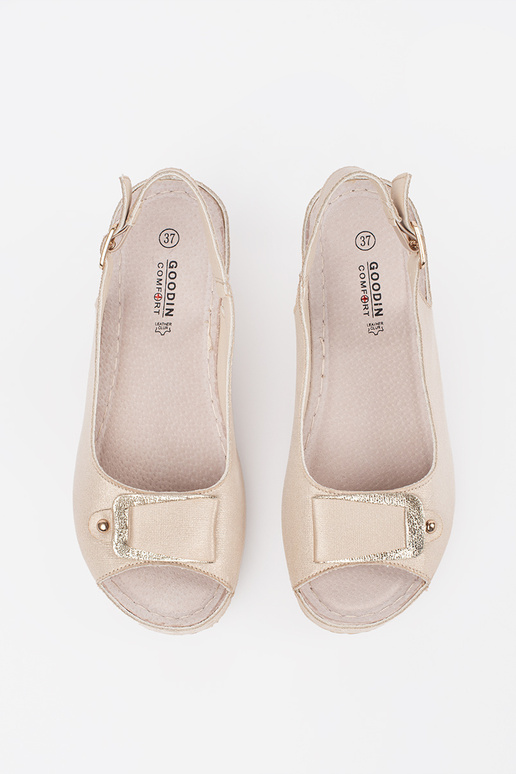 Beige dames sandalen op een lage plateau