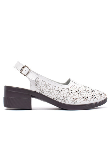 Witte open sandalen op een...