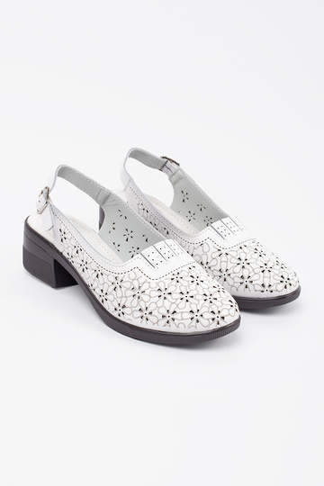 Witte open sandalen op een... 2