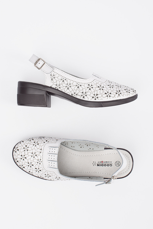 Witte open sandalen op een lage hak