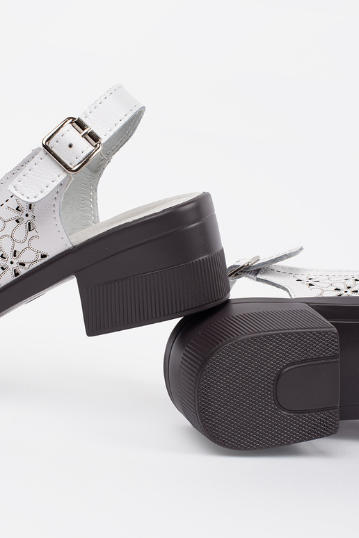 Witte open sandalen op een lage hak