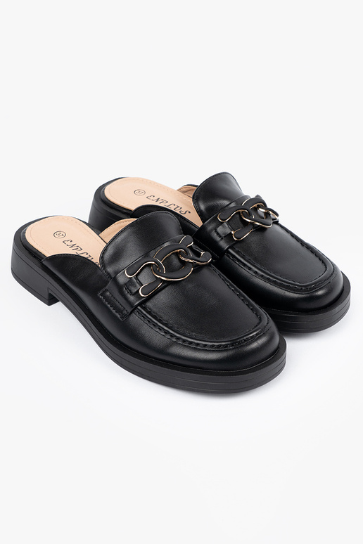 Zwarte slippers van kunstleer op een...