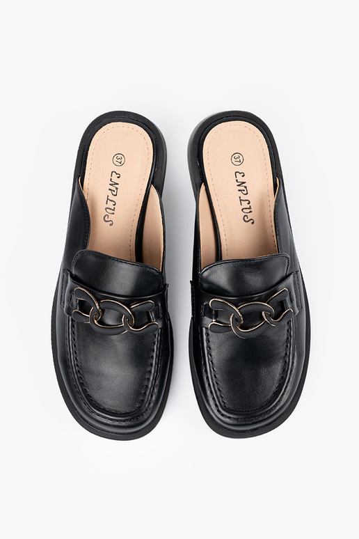 Zwarte slippers van kunstleer op een...