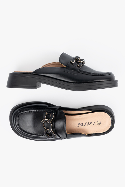 Zwarte slippers van kunstleer op een...