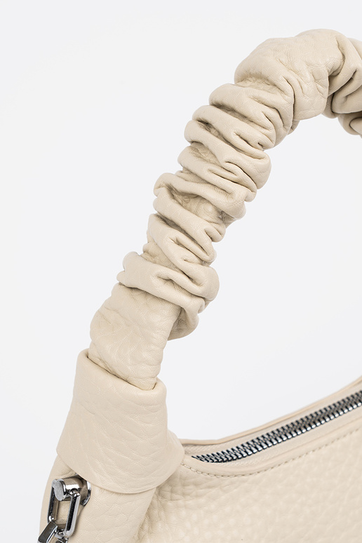 Blauwe handtas met decoratieve sjaal