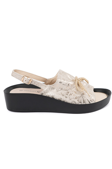 Ivoor kleurige sandalen