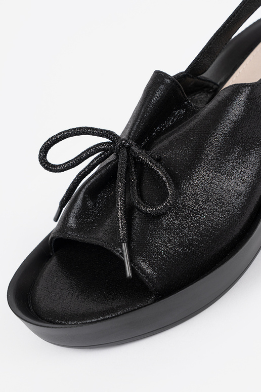 Zwarte dames sandalen op plateau met... Zwarte dames sandalen op plateau met...