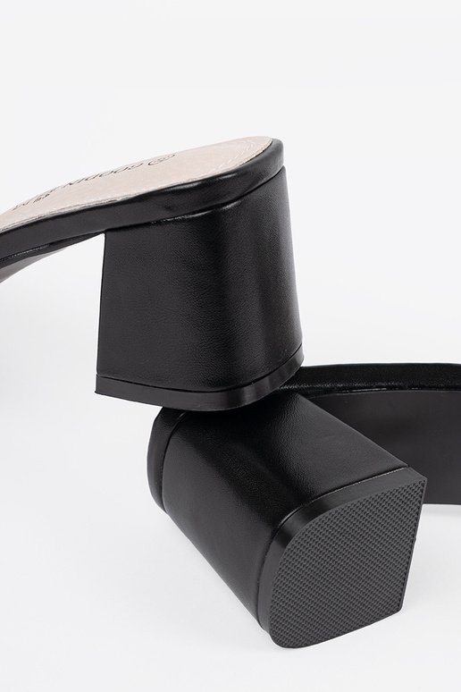 Dames zwart-witte slippers met hak en... Dames zwart-witte slippers met hak en...